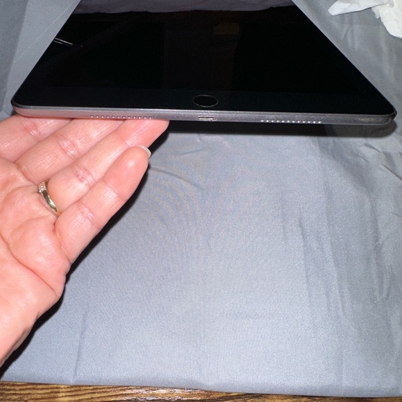 iPad Pro 9.7 32GB Black WIFI Only - Picture 8 of 11